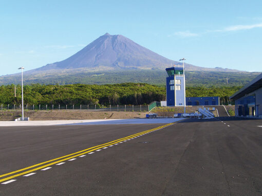 Suministro y montaje del equipo de señalización luminosa de la pista del aeropuerto de la isla de Pico