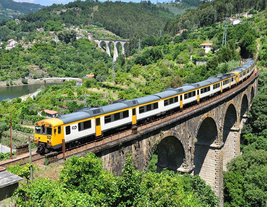 Adequação das estruturas para a eletrificação, edificios técnicos e alteamento de cais na Linha do Douro