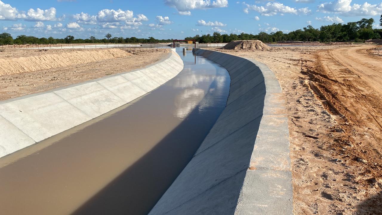 Obras de construção do sistema de transferência de água em Angola com projeto Prospectiva