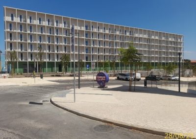 Edifício de habitação e espaços exteriores envolventes no Bairro dos Alfinetes em Marvila