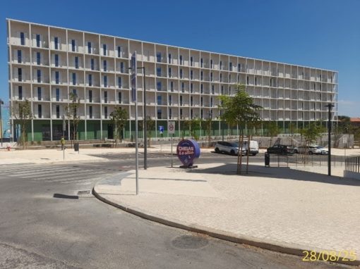 Edifício de habitação e espaços exteriores envolventes no Bairro dos Alfinetes em Marvila